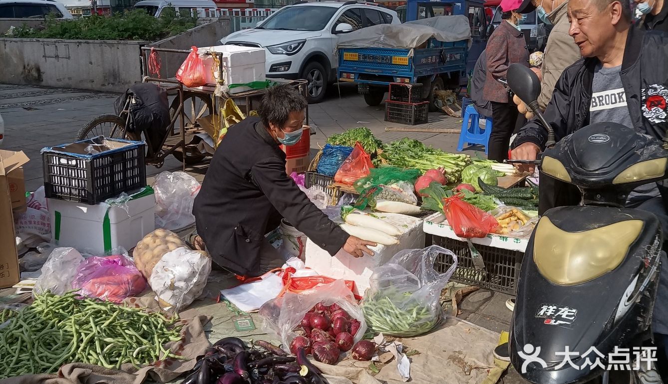 佳木斯江边大早市老八汤子面