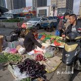 佳木斯江边大早市老八汤子面