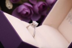 换个角度来一下-威德钻石-克拉钻大本营(南京东路店)