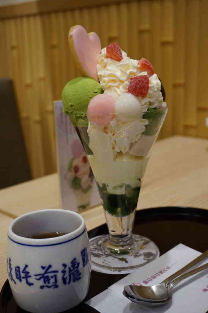 的时候经过,已经没有太多客人于是上楼点了个当时限定的情人节芭菲