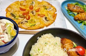 Chicken Mushroom Thin Crust Pizza