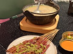 -何妹湿辣牛肉·粤式烧烤砂煲(桂雅路店)