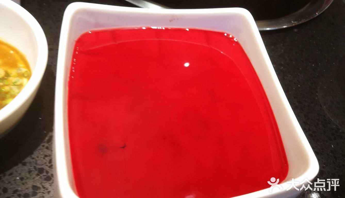 泥鳅现杀的，还在不停的扭动，血可以，辣锅很辣很麻