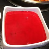 泥鳅现杀的，还在不停的扭动，血可以，辣锅很辣很麻