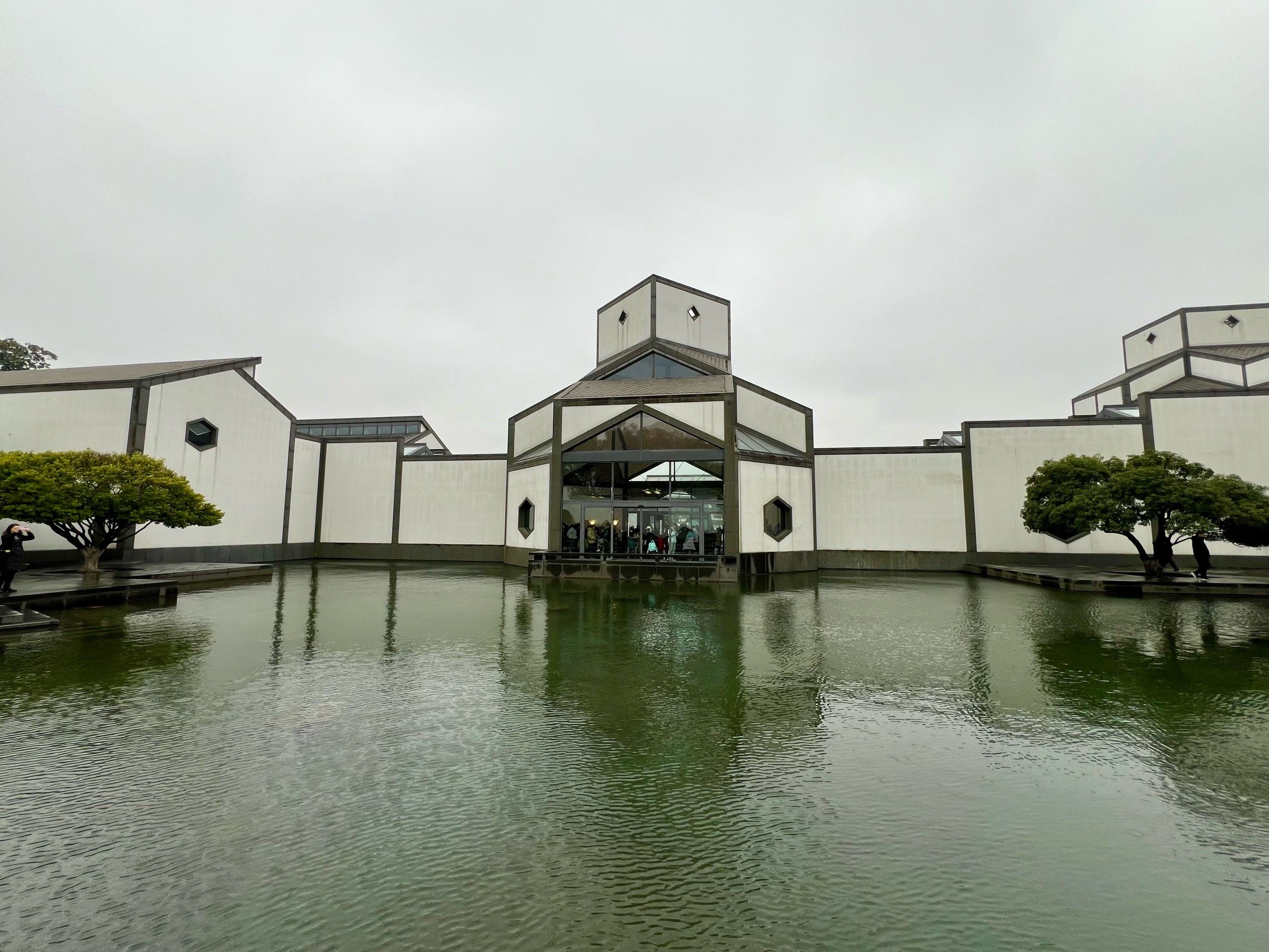 她结合了传统的苏州建筑风格,把博物馆置于院落之间,博物馆屋顶设计由
