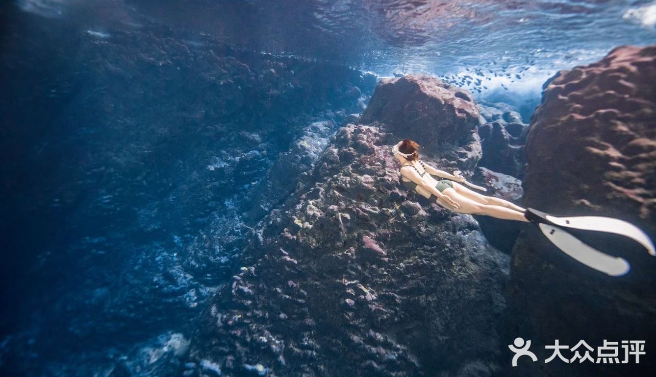 这样显瘦拍照也会更好看.泳衣