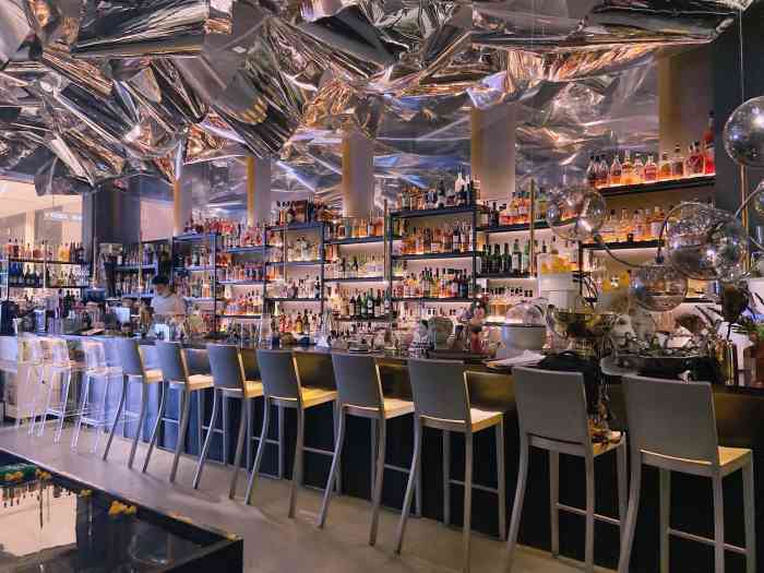 0 爽的灵魂飘到天灵盖的酒吧 在达美中心办事,晚上结束出来遇到大雨!