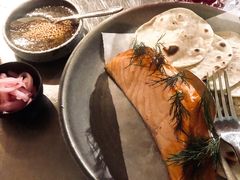 烟熏三文鱼配烤饺子皮和芥末籽酱-BOR Eatery(安福路店)