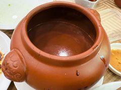 锅下面有热水维持温度-瑞福园联谊餐室(茂名南路店)