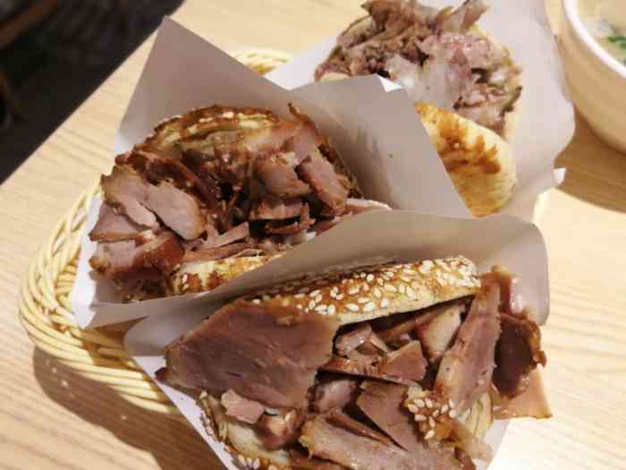 老号烧饼夹肘子