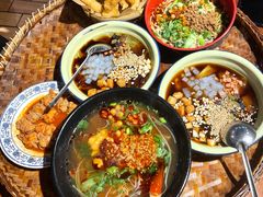 -爆炸头阿姨小四川正宗川味小吃(无任何分店)