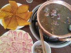 酥香脆的青稞饼-银同牦牛肉火锅