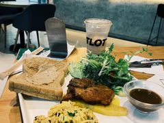 煎柠香鸡扒配沙拉和面包-GOTLOT COFFEE&KITCHEN角落厨房NOOK店