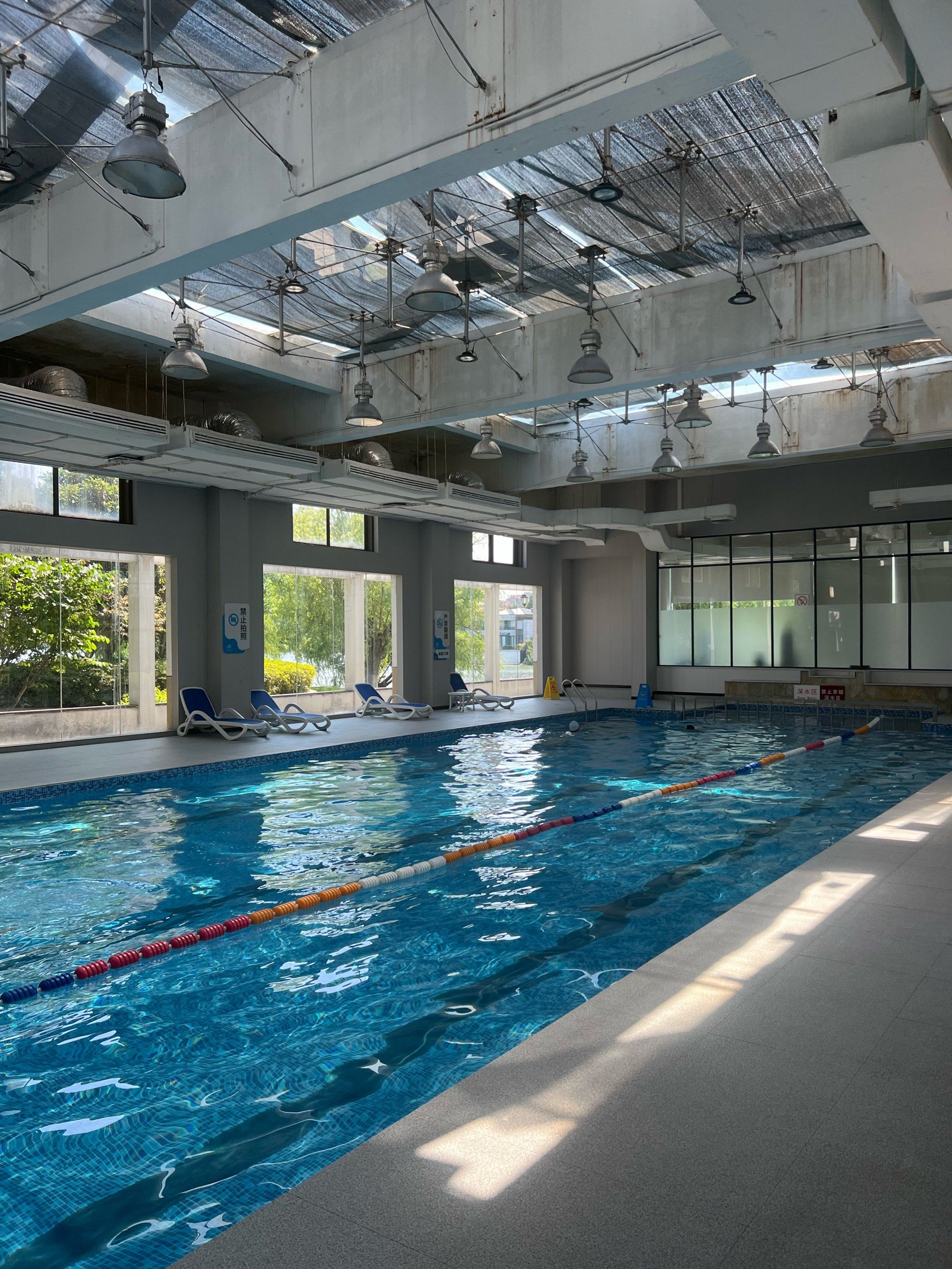 游泳真的很舒服,看着阳光印在水池底波光粼粼,想到童年小区里那个露天
