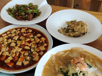 在大连，盘子比盆大的菜馆不多了……