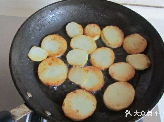 锅中放油,放姜片两三片,爆一下,再放了小尖椒段