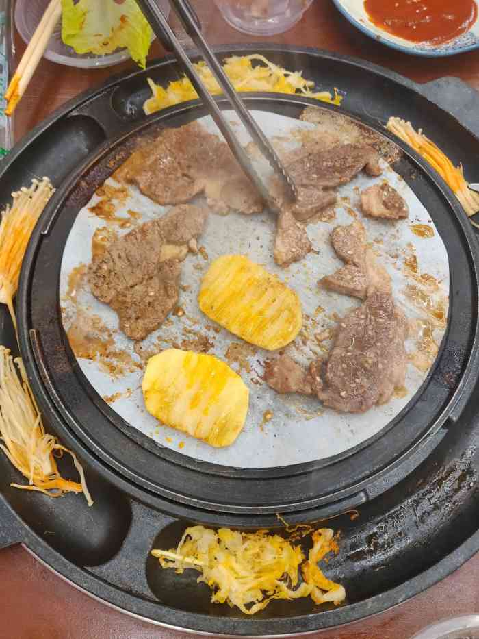 大头娃东北地坑烤肉-"今天去吃了在大众点评团的双人餐,价格是挺.