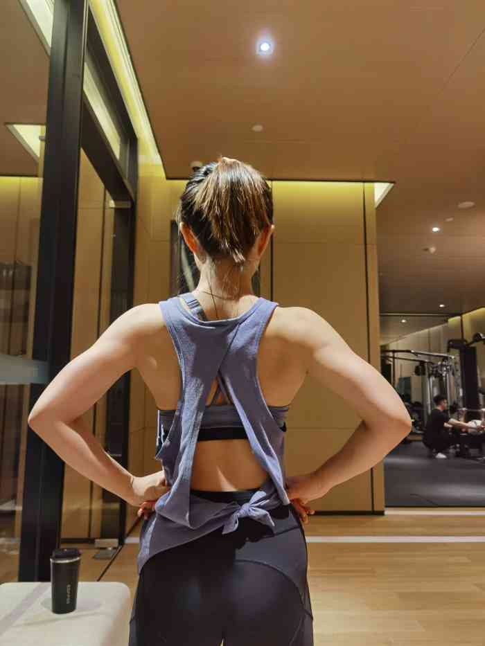 到这边办公,想旁边找个地锻炼一,搜了附近 有家艾威健身 艾威