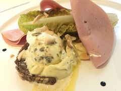 水煮农场鸡蛋，烤裸麦面包，里昂肠，荷兰酱汁-蝶舍·MAISON PAPILLON