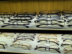 -优医视平价眼镜蔡司依视路折扣工厂店(十里堡店)