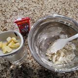 像包汤圆一样封好口，整成圆饼形，切成6份