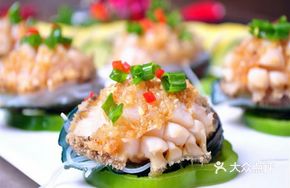 Steamed Dalian Abalone with Garlic