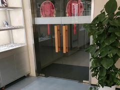 -无奔眼镜·蔡司·依视路授权店(朝阳大悦城店)