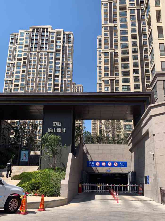 依山伴城2期绣城-"小区整体环境不错,但是有遛狗不牵绳的居民.