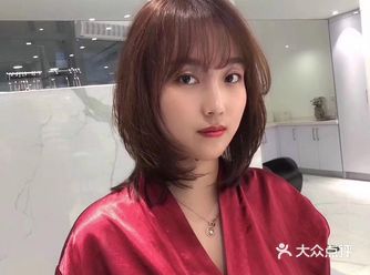 今天给大家安利一款超修饰脸型的法式刘海 ^_^适合圆