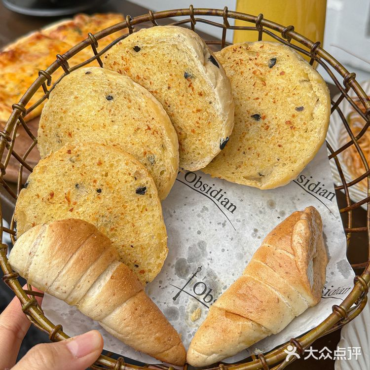 店比较长骑楼式的红砖外墙下面有散桌可以坐