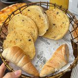 店比较长骑楼式的红砖外墙下面有散桌可以坐