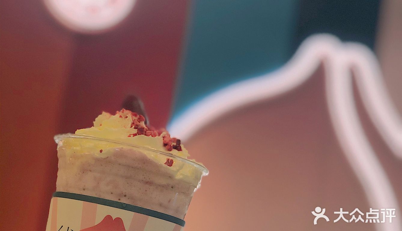 朋友买了两杯草莓明治 用来吃火锅解腻