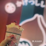 朋友买了两杯草莓明治 用来吃火锅解腻