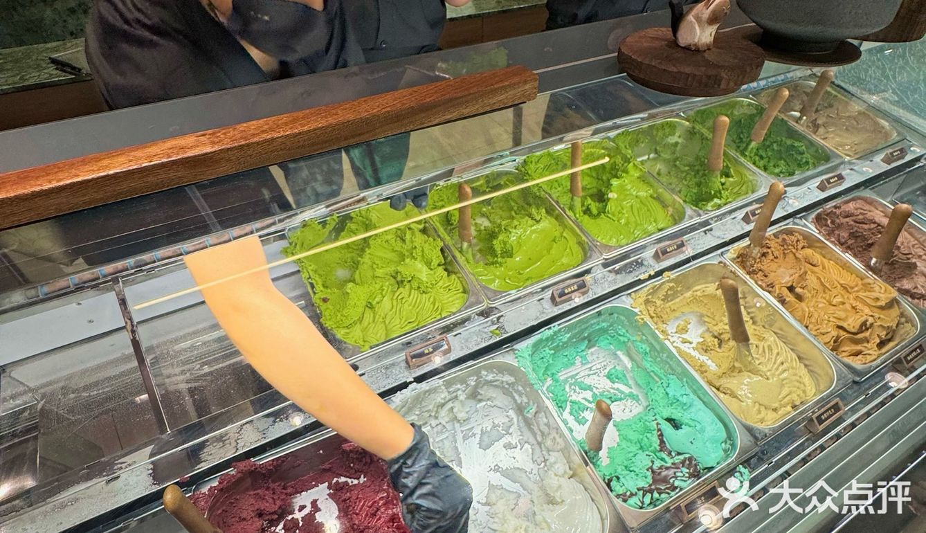 卧卧卧。。。偶遇了英博球员在罗斯福买冰淇淋