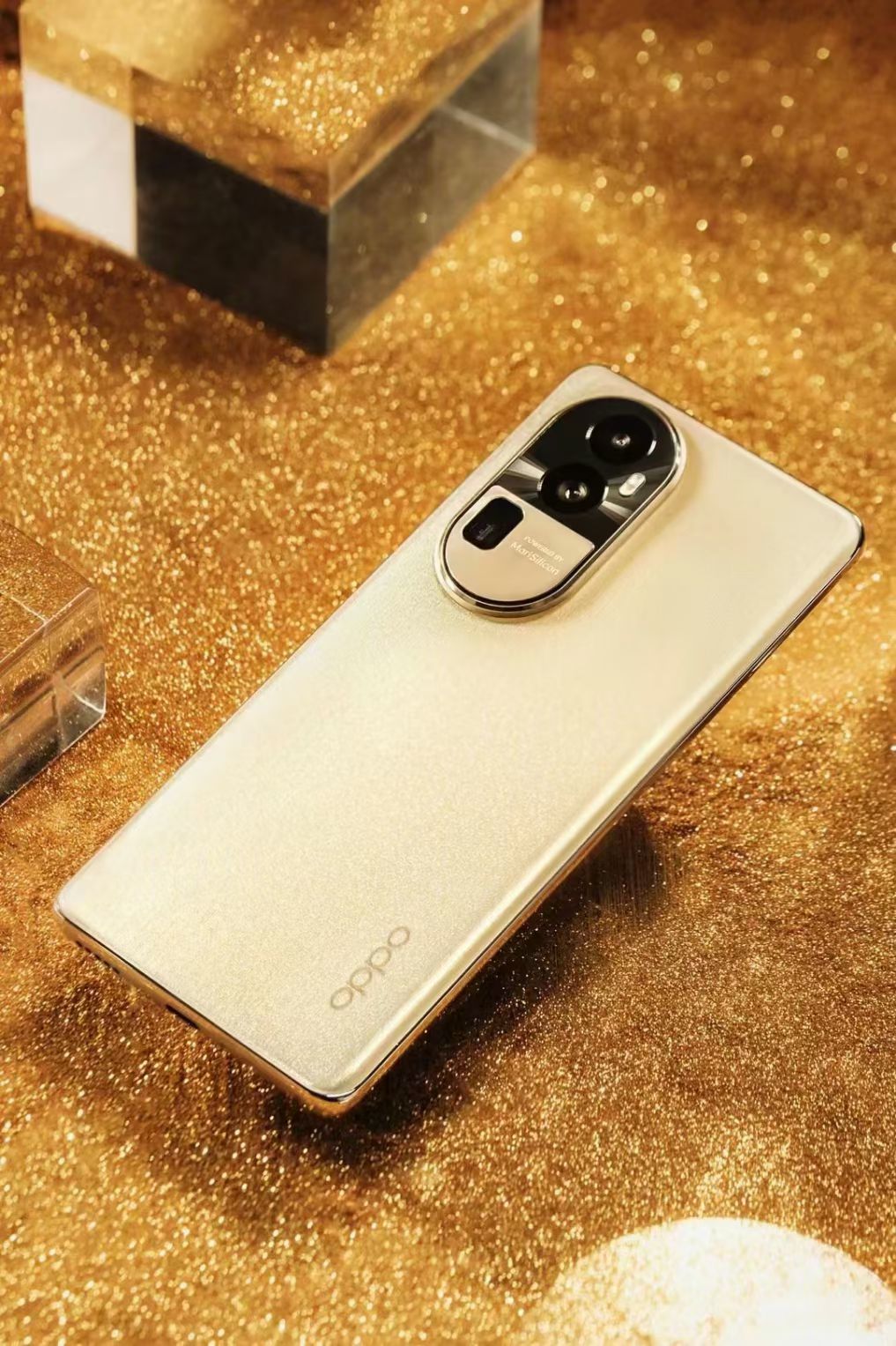 金缕流纱工艺,细腻丝绒触感
#opporeno10 系列
给今夏的胜利来