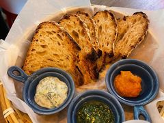 三种酱配酸面包-Mesa Madre梅萨妈妈·Bintana(国贸店)