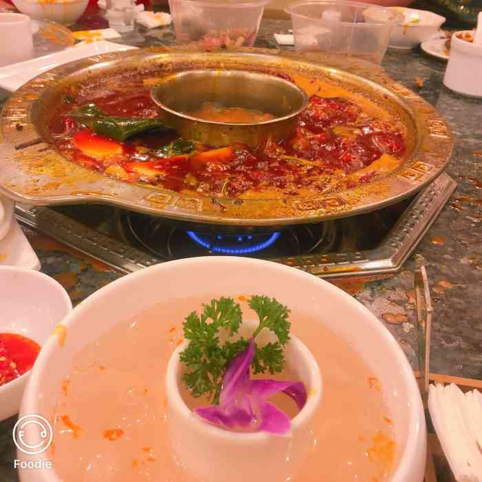 重庆两路口火锅(紫荆店)-"开了很多很多年的重庆两路口火锅,那二年是.