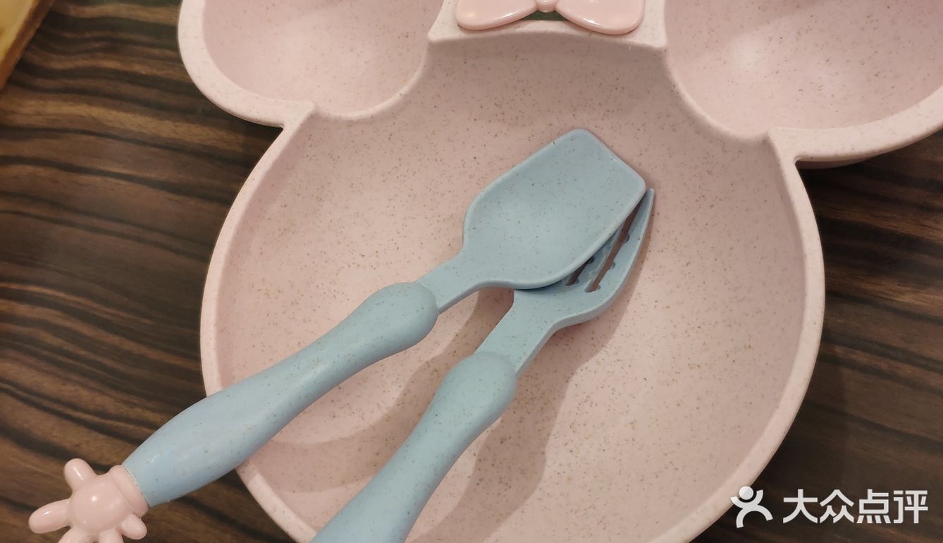 宝宝围兜，宝宝餐具，真的太感谢了，东西也很好吃