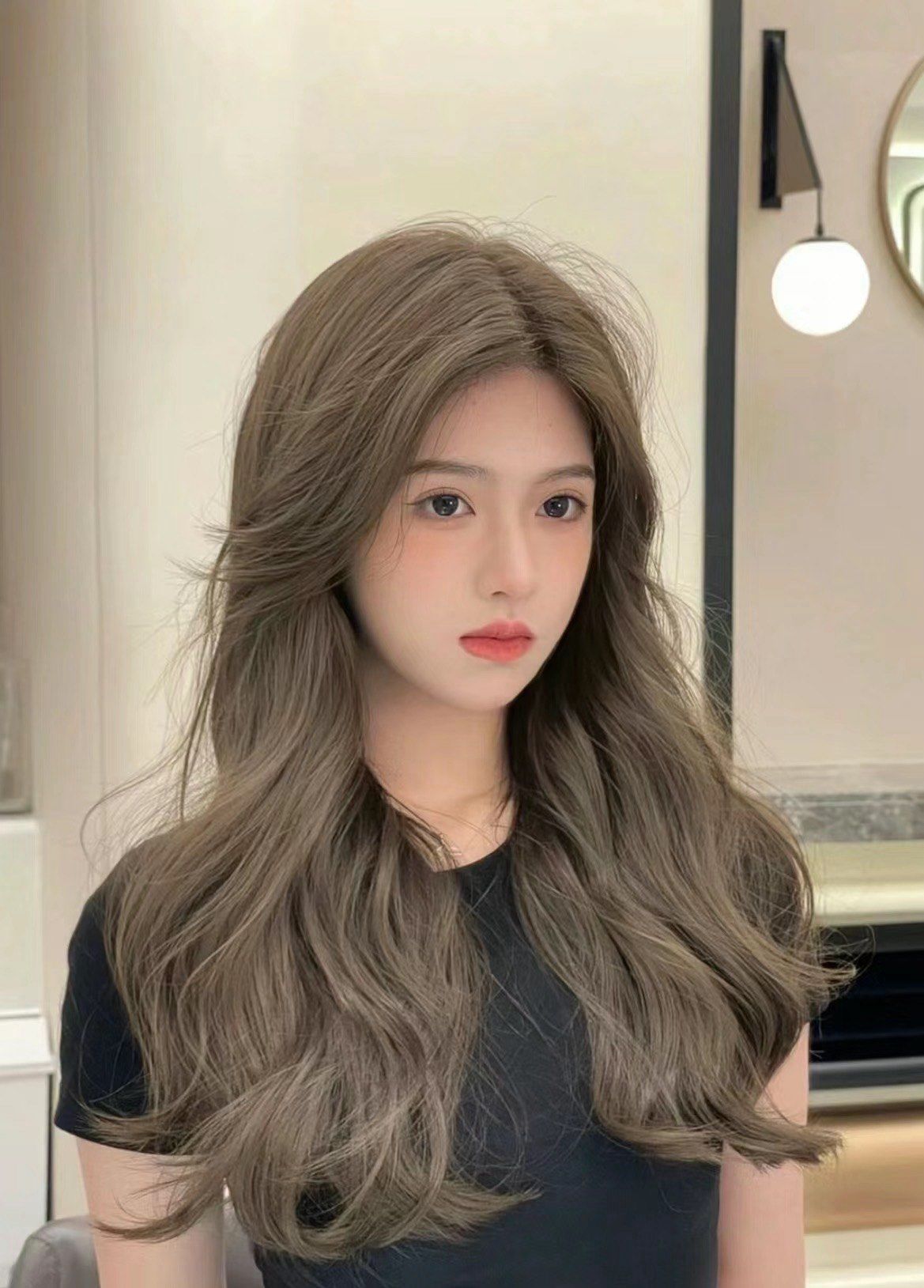 这种发色非常适合亚洲人的肤色,可以让皮肤看起来更加白皙