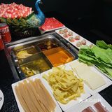 牛老捞火锅｜四宫格锅底，满足多口味的你💋