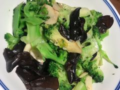 素炒西兰花-坛宗剁椒鱼头(河西王府井店)