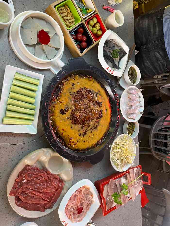 是晚上了吃不重庆洪崖洞大队长火锅店特色菜洪崖洞大队长火锅内饰图片