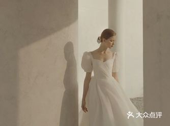带珍项链的婚纱  欧根缎材质的自然蓬度有往外张的曲线