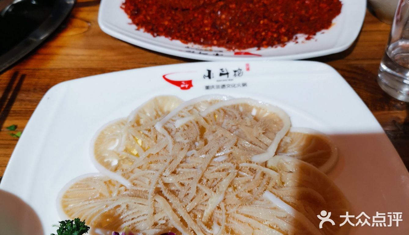 清汤锅里有个棒骨,捞出来啃了啃