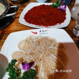 清汤锅里有个棒骨,捞出来啃了啃