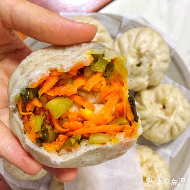 今天教大家做的就是用胡萝卜酸菜包成的素包子