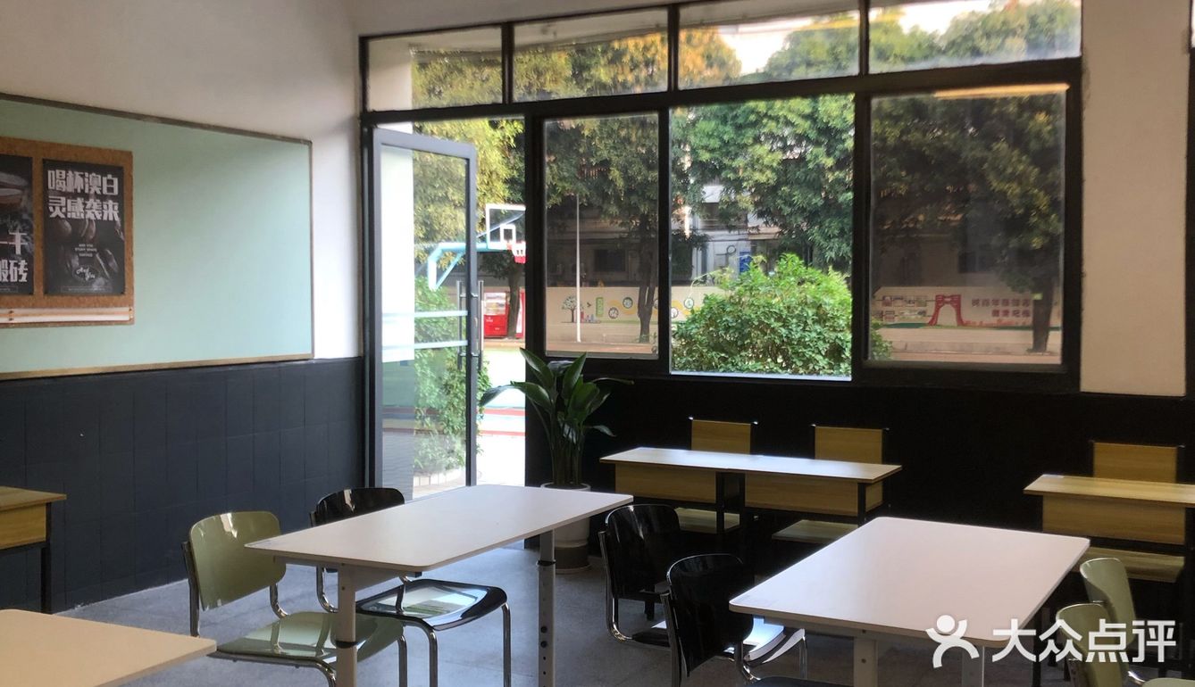 这家咖啡店竟然是开在滘北小学里的