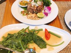 -Chom Cafe and Restaurant