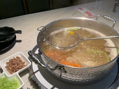 现熬牛骨汤-左庭右院鲜牛肉火锅(浦江欢乐颂店)