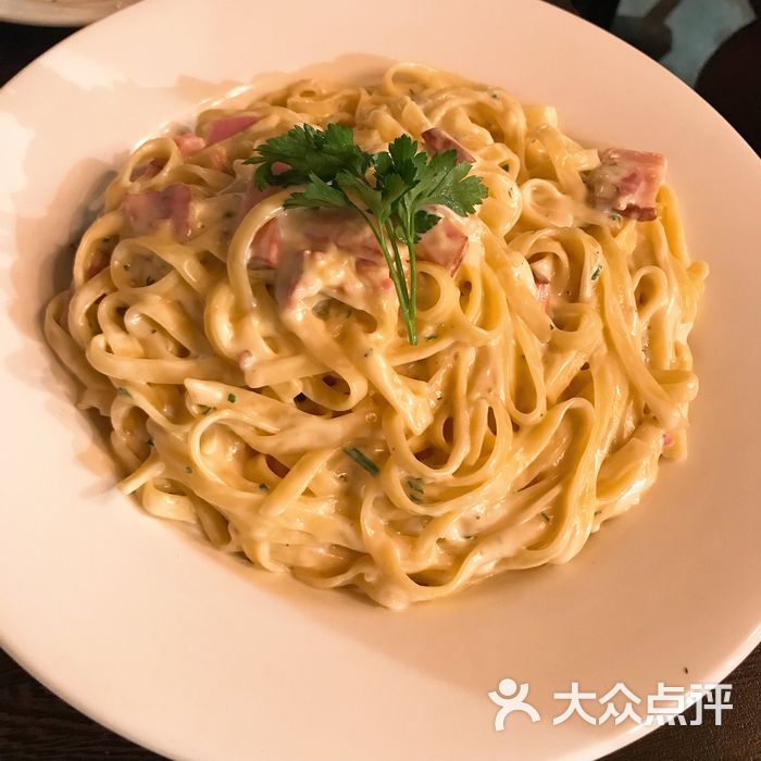 universal italian restaurant鸡肉培根蘑菇奶油意面图片-北京西餐